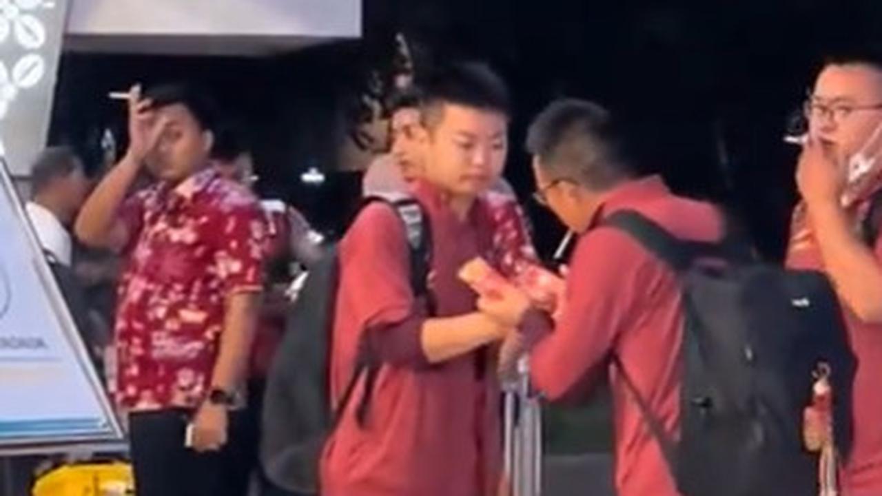 Viral Diduga Anggota Timnas China Merokok di Bandara, Apakah Tak Pengaruhi Performa Pemain Sepakbola?