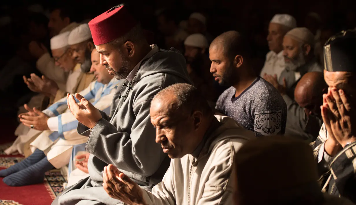 Muslim Maroko berdoa meminta hujan usai menjalankan Salat Istisqa di dekat Kota Rabat, Maroko (24/11). Maroko telah mengalami kekurangan curah hujan yang parah sejak akhir musim panas. (AFP Photo/Fadel Senna)