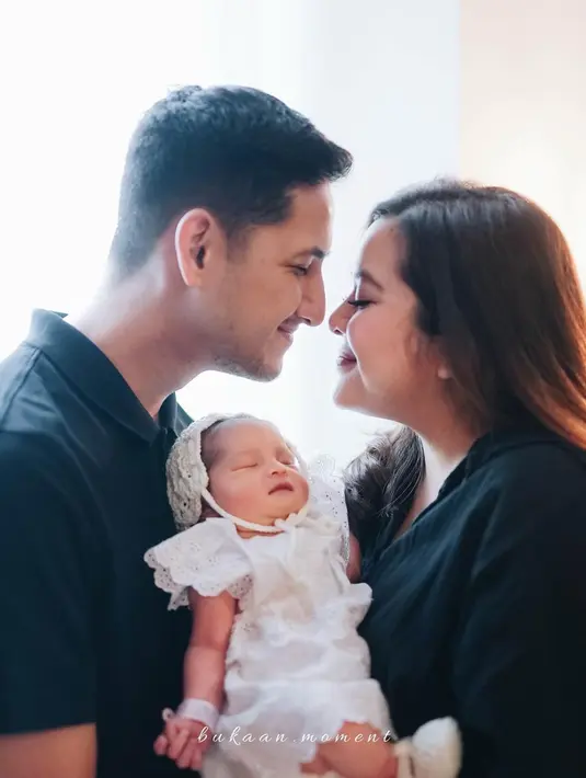 Tasya Kamila dan Randi Bachtiar kompak dengan busana berwarna hitam [instagram/tasyakamila]