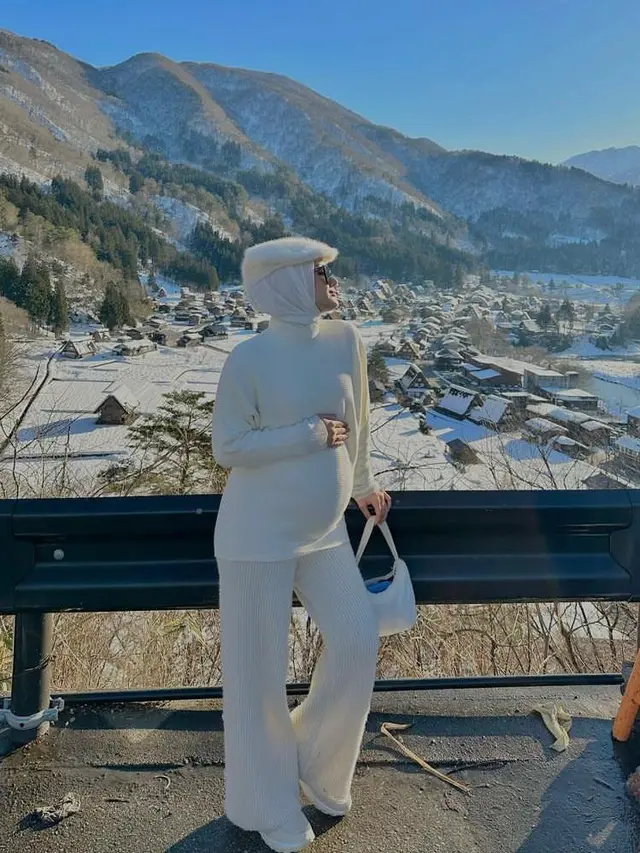 Potret Dinda Hauw Pamer Baby Bump di Jepang, Gaya Minimalis Serba Putih