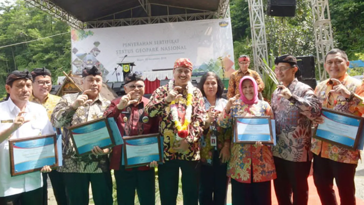 Delapan Taman Bumi Nasional Terima Sertifikat Sebagai Geopark Nasional
