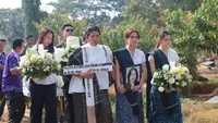Isak Tangis Marsha Aruan Iringi Pemakaman Sang Ibunda di TPU Tanah Kusir