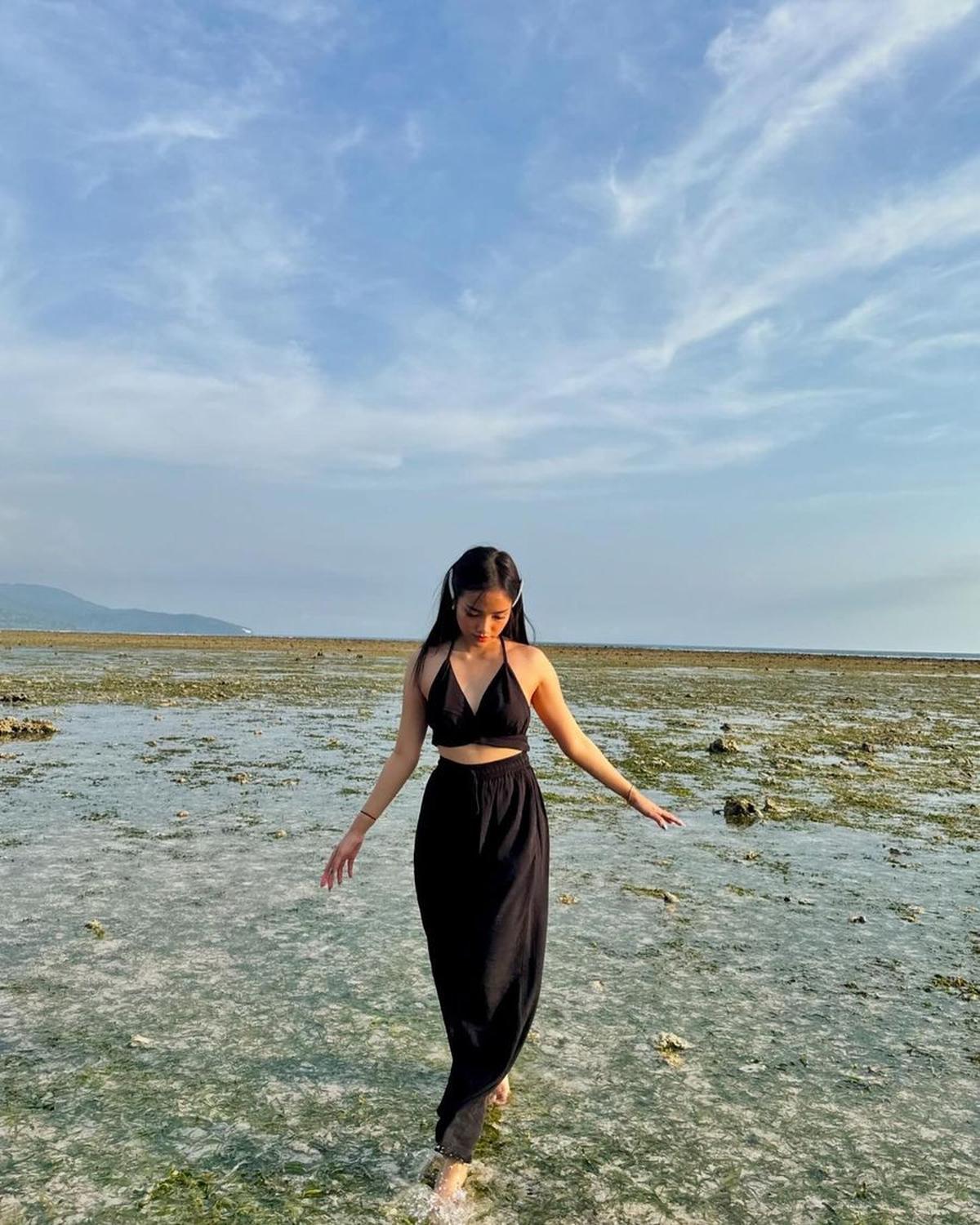 Mengeksplorasi berbagai spot yang ada di Gili Trawangan, Fuji kembali menikmati pemandangan indah yang ada di pantai.