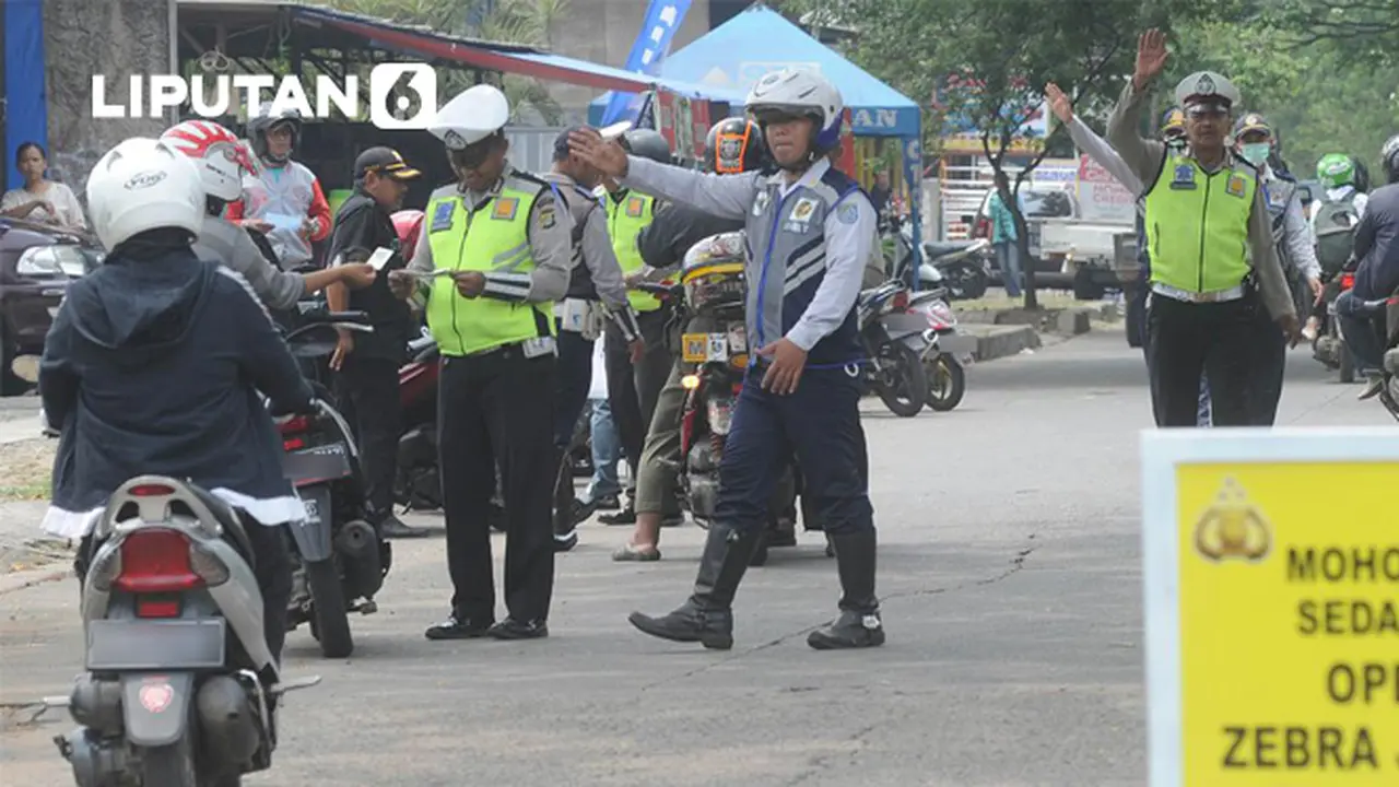 Banner Infografis Operasi Zebra 2025 Digelar Polri, Sanksi Denda dan Tilang Menanti.