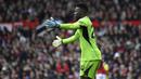 Reaksi tak puas kiper Manchester United, Andre Onana terhadap rekan-rekannya saat menghadapi Burnley pada laga pekan ke-35 Premier League 2023/2024 di Old Trafford Stadium, Manchester, Sabtu (27/4/2024). (AP Photo/Rui Vieira)