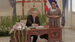 Menlu RI, Retno Marsudi menyaksikan Menlu Thailand Don Pramudwinai menandatangani buku tamu di Gedung Pancasila, Kementerian Luar Negeri, Jakarta, (13/3). Pertemuan membahas beberapa isu terkait perhimpunan negara-negara ASEAN (Liputan6.com/Faizal Fanani)