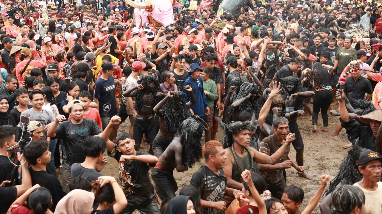 Ribuan Masyarakat Desa Alian ikut ramain ritual adat kebo- keboan Alian Banyuwangi (Istimewa)
