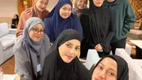 5 Potret Tasya Farasya Rayakan Tahun Baru 2026 Berangkat Umroh, Ajak Tim dan Sahabat