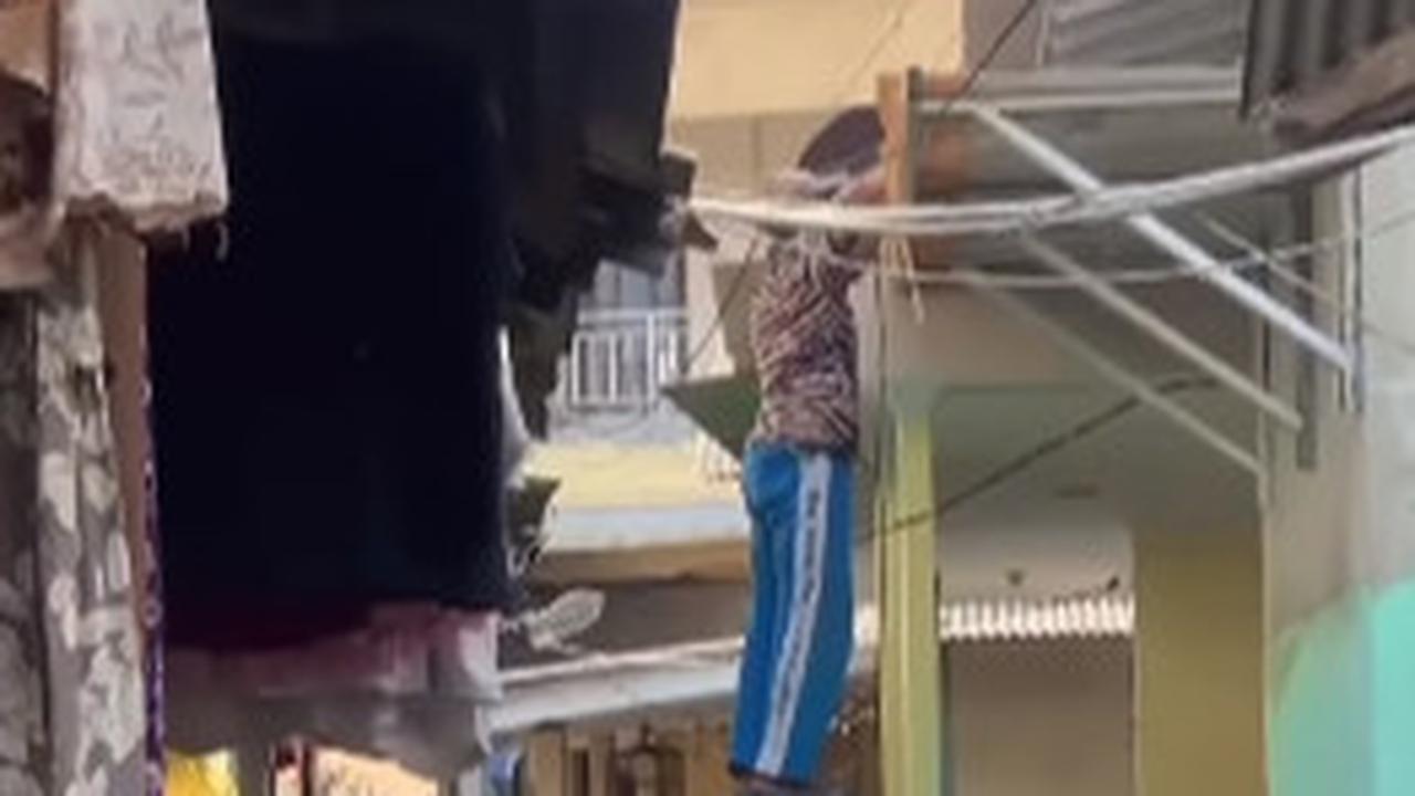 Pemotor Terjebak Macet di Gang Sempit Gara-Gara Warga Betulin Atap Rumah