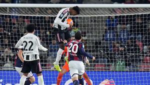 Juan Cabal dari Juventus mencetak gol ke gawang Bologna di Stadion Dallara di Bologna, Italia, Senin (15/12/2025) dini hari WIB dalam lanjutan Liga Italia 2025/2026. (Spada/LaPresse via AP)