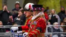 A Yeomen of the Guard dan Gentlemen at Arms jelang pemakaman Ratu Elizabeth II pada 19 September 2022. (Foto: (AP Photo/Andreea Alexandru, Pool))