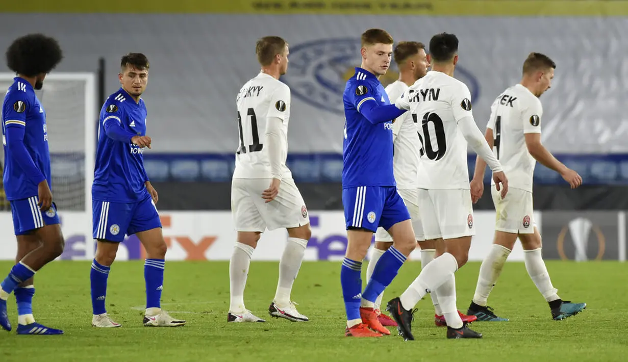 Para pemain keluar lapangan pada akhir pertandingan Grup G Liga Europa antara Leicester City dan Zorya Luhansk di Stadion King Power, Leicester, Inggris, Kamis (22/10/2020). Leicester City menang 3-0. (AP Photo/Rui Vieira)