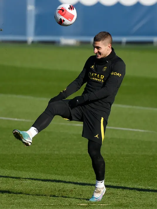 Gelandang Paris Saint-Germain (PSG) Marco Verratti mengontrol bola selama sesi latihan jelang laga tandang ke kandang Marseille pada babak 16 besar Coupe de France 2022/2023, di Saint-Germain-en-Laye, sebelah barat Paris, Selasa (7/2/2023). PSG memiliki rekor Piala yang sangat baik melawan Marseille, memenangkan 10 dari 11 pertemuan terakhir antara klub, termasuk dua final dalam dua dekade terakhir. (FRANCK FIFE / AFP)