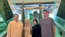 Ketika Umroh, Niena tampak kenakan gamis serba hitam. Sandal Hermes menjadi pilihan yang dikenakannya. [Foto: Instagram/ Yanti Airlangga]