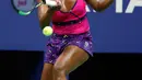 Petenis Venus Williams mengembalikan bola ke arah Serena Williams saat bertanding di putaran ketiga turnamen tenis AS Terbuka di New York, Jumat (31/8). Venus kalah dari Serena. (AP Photo/Adam Hunger)