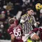 Matteo Lovato dari Salernitana, kiri, dan Adrien Rabiot dari Juventus berebut bola saat pertandingan sepak bola Piala Italia antara Juventus dan Salernitana di Stadion Juventus di Turin, Italia, Kamis, 4 Januari 2024. (Marco Alpozzi/dpa via AP)