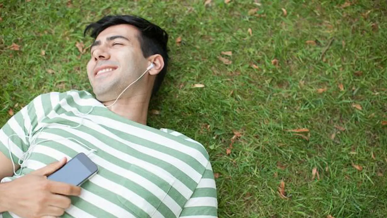 Apple Singkirkan Lubang Headphone di iPhone 6?