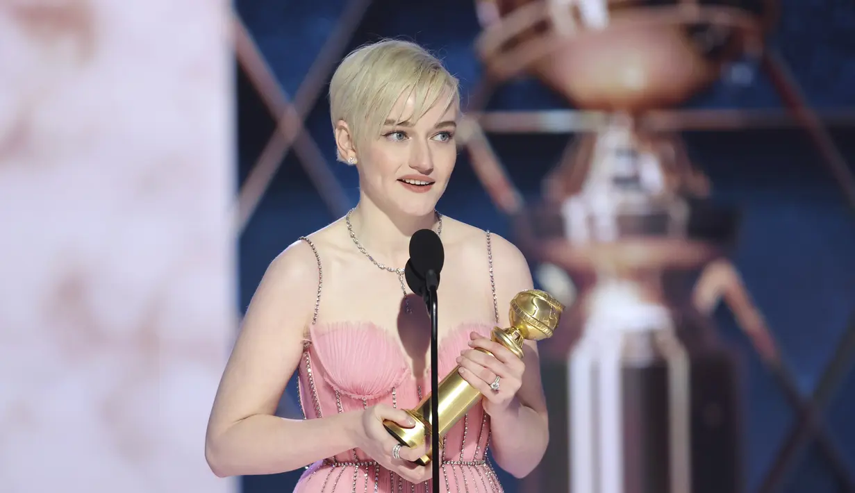 Julia Garner saat menerima penghargaan peran pendukung terbaik dalam Serial Televisi "Ozark"  selama Golden Globe Awards ke-80 di Beverly Hilton Hotel di Beverly Hills, California (10/1/2023). Julia Garner tampil cantik dalam balutan gaun bustier merah muda berlapis kristal saat menerima penghargaan itu. (Rich Polk/NBC via AP)