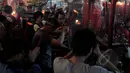 Sejumlah etnis Tionghoa sembahyang di Klenteng Boen Tek Bio di Pasar Lama, Tangerang, Rabu (18/2/2015) malam. Sembahyang tersebut merupakan rangkaian menjelang Tahun Baru Imlek 2566. (Liputan6.com/Johan Tallo)