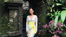 Artis cantik Tara Basro juga terlihat begitu memesona dengan senyum manisnya saat mengenakan kebaya Bali di depan pura. (Instagram/tarabasro).