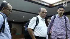 Terdakwa korupsi komisi kegiatan fiktif agen PT Asuransi Jasindo dalam pengadaan asuransi BP Migas-KKKS 2010-2012 dan 2012-2014, Budi Tjahjono (tengah) usai menjalani sidang di Pengadilan Tipikor, Jakarta, Rabu (13/3). (Liputan6.com/Helmi Fithriansyah)