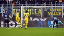 Inter Milan yang sempat tertekan berbalik unggul di menit ke-13 lewat Lautaro martinez sehingga skor berubah 1-0. Berawal dari umpan satu dua antara Mkhitaryan dan Thuram, Mkhitaryan lalu memberi umpan terukur kepada Martinez yang tanpa salah langsung membobol gawang Verona. (AP Photo/Antonio Calanni)