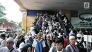 Kepadatan peserta Reuni 212 setibanya di Stasiun Gondangdia, Jakarta, Minggu (2/12). Kepadatan tersebut terkait acara Reuni 212 yang digelar di Monumen Nasional atau yang populer dengan Monas. (Merdeka.com/Iqbal S. Nugroho)
