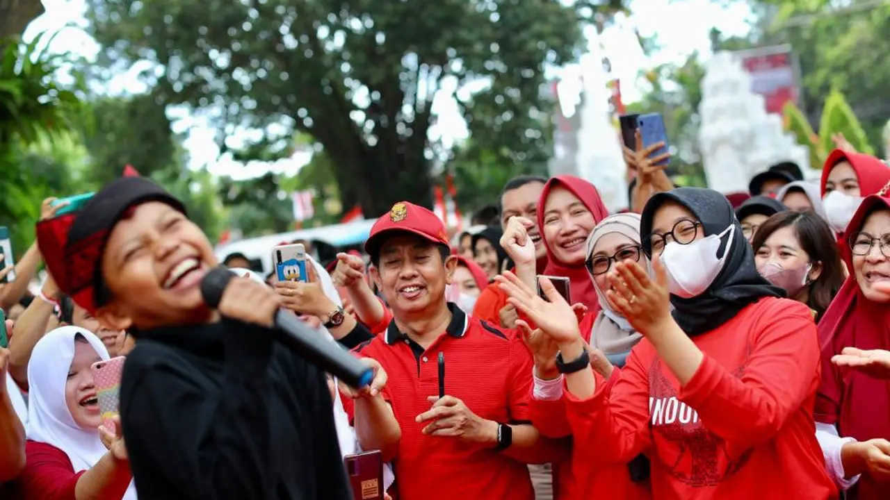 Farel Prayoga (baju hitam) setiba di Banyuwangi  langsung bernyanyi di depan  Bupati Banyuwangi Ipuk Fiestinandani. (Istimewa)