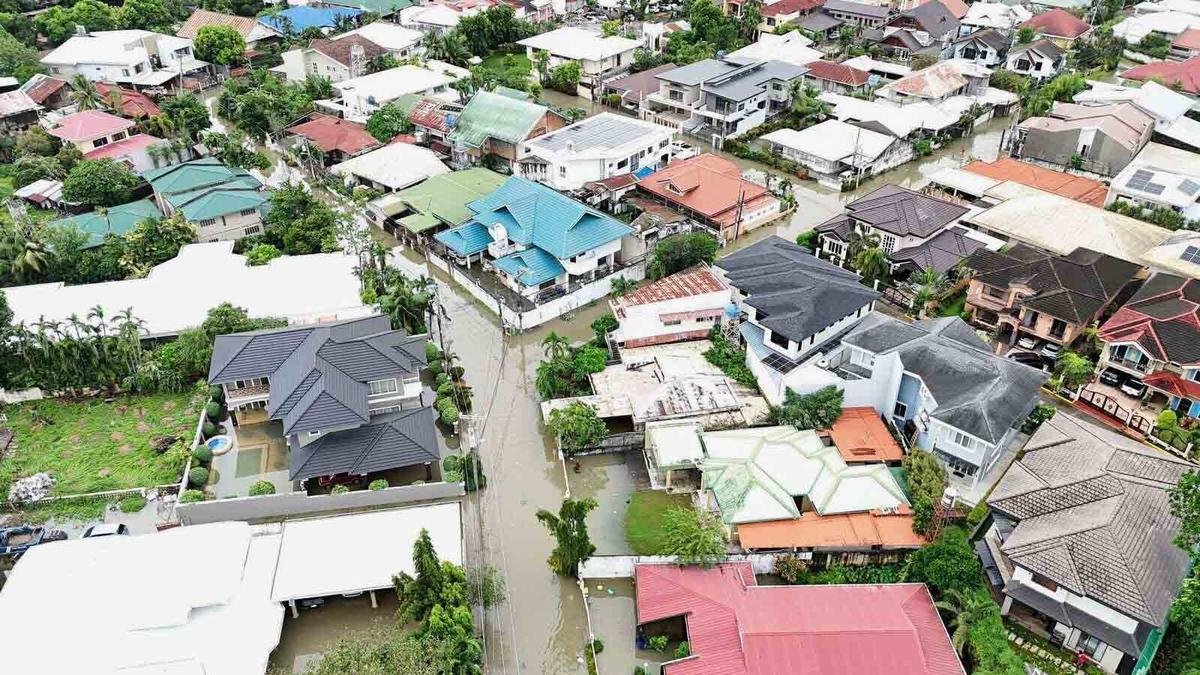FOTO: Terjangan Topan Kalmaegi, Mobil-Mobil di Cebu Bertumpuk Seperti Mainan