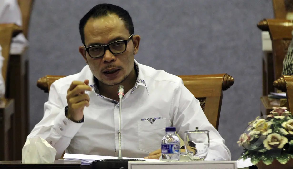 Menakertrans, Hanif Dhakiri memberikan penjelasan saat rapat kerja dengan komisi IX di Kompleks Parlemen Senayan, Jakarta, Selasa (26/5/2015). Rapat membahas Program dan grand design Pemerintah bidang Ketenagakerjaan. (Liputan6.com/Helmi Afandi)