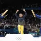 Pesenam Brasil, Rebeca Andrade disambut dua pesenam Amerika Serikat, Simone Biles dan Jordan Chiles saat pengalungan medali di atas podium cabang olahraga senam Olimpiade Paris 2024 di Bercy Arena, Paris, Prancis, Senin (05/08/2024). (AP Photo/Abbie Parr)