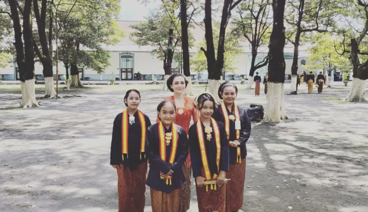 Acara tersebut menjadi semakin istimewa karena Celine mendapatkan gelar kebangsawanan "Kanjeng Raden Mas Ayu." Kehadirannya tak hanya mencuri perhatian dengan balutan busana tradisional, tetapi juga menunjukkan apresiasinya terhadap budaya Jawa yang kental. [Foto: instagram/ Celine Evangelista]