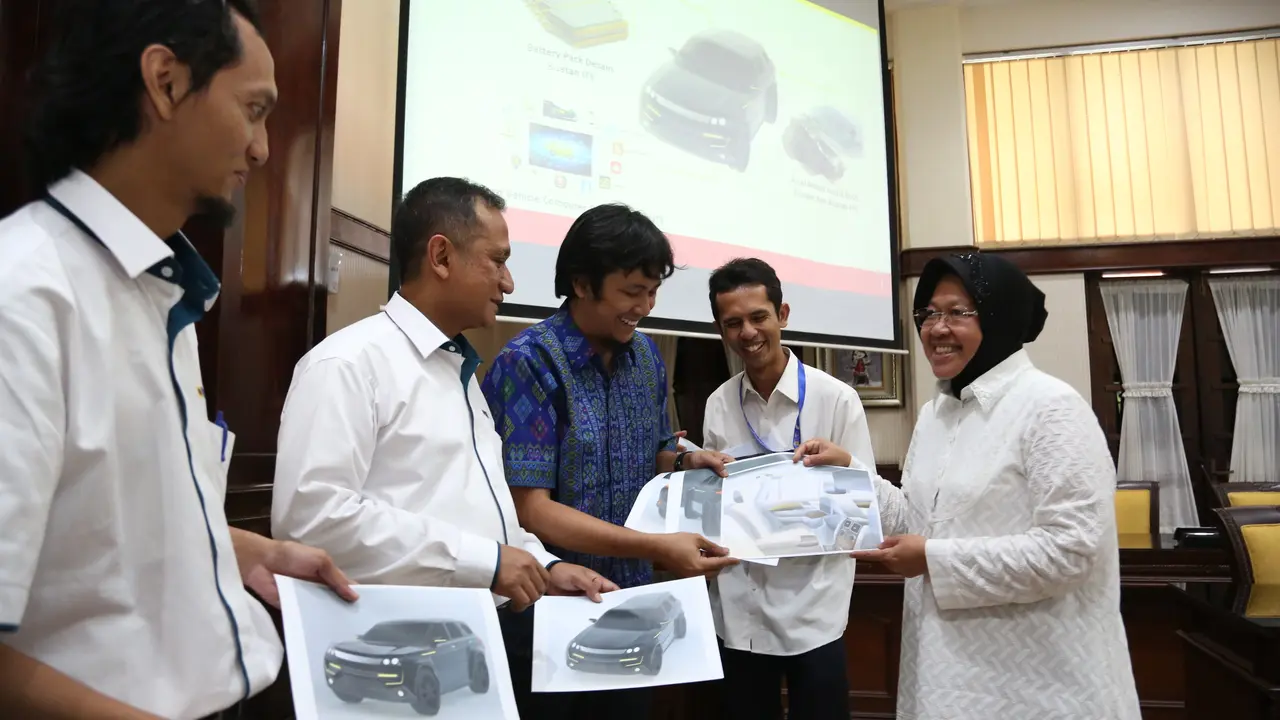 Mobil dinas Wali Kota Surabaya Tri Rismaharini akan segera berganti dengan mobil listrik buatan anak bangsa, ITS.