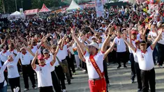 Kapolda Gorontalo, Brigjen Pol Rachmat Fudail (depan kiri) saat mengikuti kegiatan Millenial Road Safety Festival di kawasan Taruna Remaja Kota Gorontalo, Minggu (10/2). (Liputan6.com/Rahmad Arfandi Ibrahim)