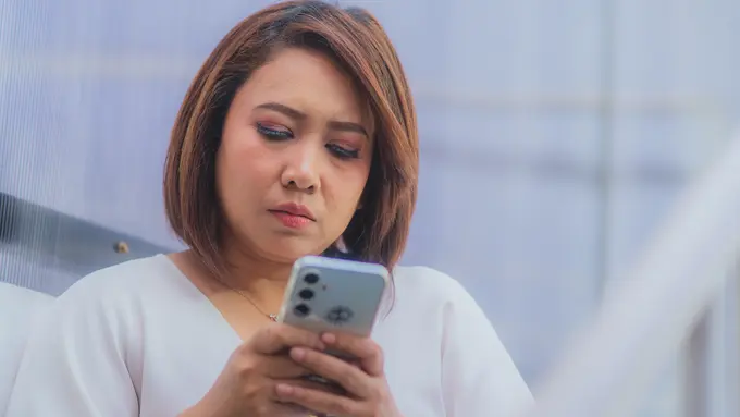 wanita februari kesal