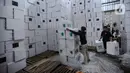 Selain itu, setiap orang termasuk petugas pelipat, anggota Bawaslu, bahkan anggota KPU yang ingin memasuki area logistik surat suara juga tidak diperkenankan membawa tas. (merdeka.com/Arie Basuki)