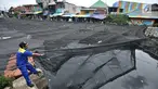 Petugas melepas kain waring atau jaring yang menutupi Kali Item di Kemayoran Jakarta, Rabu (14/11). Pelepasan waring yang sebagian dalam kondisi sudah robek itu dilakukan lantaran banyak warga yang membuang sampah di atasnya (Merdeka.com/Iqbal S. Nugroho)