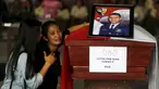 Seorang wanita menangis di samping peti mati suaminya yang menjadi korban dari jatuhnya pesawat Hercules C-130 di Medan, Rabu (1/7/2015). Peristiwa ini menambah catatan kecelakaan yang disebabkan tuanya alustista yang digunakan TNI. (REUTERS/Beawiharta)