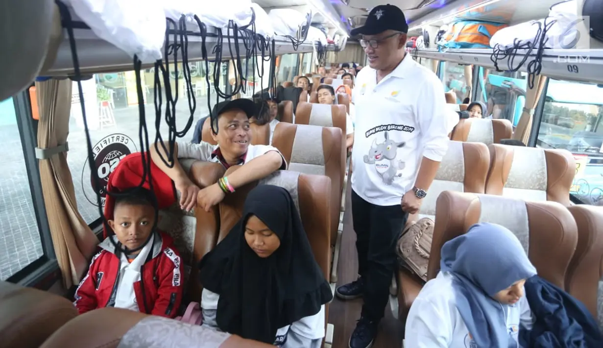 Dirut Askrindo, Andrianto Wahyu Adi meninjau peserta Mudik Bareng BUMN 2019 di Jakarta, Kamis (30/5/2019). Selain memberangkatkan para pemudik, Askrindo memberikan asuransi kecelakaan diri atau Insurance Personal Accident kepada 1.406 pemudik yang diberangkatkan serentak. (Liputan6.com/HO/Iqbal)