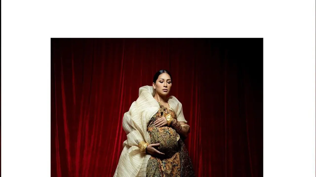 6 Gaya Maternity Shoot Terbaru Tata Janeeta, Memukau dengan Kain Batik