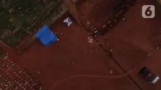 Foto udara memperlihatkan aktivitas pemakaman dengan protokol COVID-19 di TPU Pondok Ranggon, Jakarta, Sabtu (10/10/2020). Pemprov DKI Jakarta telah memperluas lahan TPU Pondok Ranggon sekitar 13.500 meter persegi untuk pemakaman jenazah dengan protokol COVID-19. (Liputan6.com/Helmi Fithriansyah)