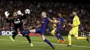 Aksi pemain FC Barcelona, Andres Iniesta mengecoh kiper Villareal pada laga La Liga Santander di Camp Nou stadium, Barcelona, (9/5/2018). Barcelona menang telak 5-1. (AP/Manu Fernandez)