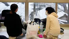 Pengungsi berlindung di pusat evakuasi di Wajima, Prefektur Ishikawa, Jepang, Minggu (7/1/2024). Kota Wajima hancur usai diguncang gempa berkekuatan magnitudo 7,6 di awal tahun 2024. (AP Photo/Hiro Komae)