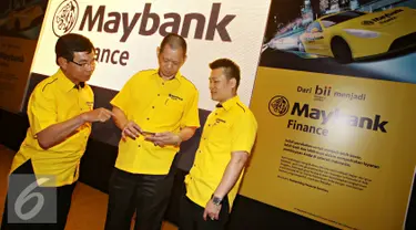 Presiden Direktur Maybank Finance Alexander (tengah) bersama Direktur Maybank Anton Sutjipto (kiri) dan Miki Effendi berbincang saat meresmikan identitas baru BII Finance di Jakarta, Kamis (7/1). (Liputan6.com/Immanuel Antonius)