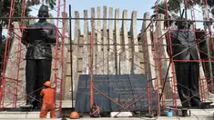 Pekerja Pusat Konservasi Dinas Pariwisata dan Kebudayaan Provinsi DKI Jakarta mengonservasi patung Soekarno-Hatta di Taman Proklamasi, Jakarta, Kamis (8/8/2019). Konservasi dua patung proklamator dan Tugu Proklamasi dalam rangka menyambut HUT ke-74 RI. (merdeka.com/Iqbal Nugroho)