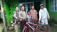 Ade Rahman, santri cilik asal Kabupaten Majalengka bisa berkumpul bersama keluarga setelah sempat kelelalah akibat aksi nekatnya mudik menggunakan sepeda dari Ponpes di Cianjur. Foto (Liputan6.com / Panji Prayitno)