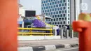 Suasana di sekitar Tugu Sepatu, Sudirman, Jakarta, Minggu (19/9/2021). Tugu Sepatu menjadi sasaran pencoretan dengan semprotan aerosol oleh orang tak dikenal sehari usai diresmikan pada 17 September 2021. (Liputan6.com/Faizal Fanani)