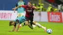 Gelandang AC Milan, Ismael Bennacer berebut bola dengan gelandang Venezia Tanner Tessmann pada laga pekan ke-5 Serie A 2021/22 di San Siro, Kamis (23/9/2021) dini hari WIB. AC Milan menaklukkan tamunya Venezia dengan skor 2-0. (AP Photo/Antonio Calanni)