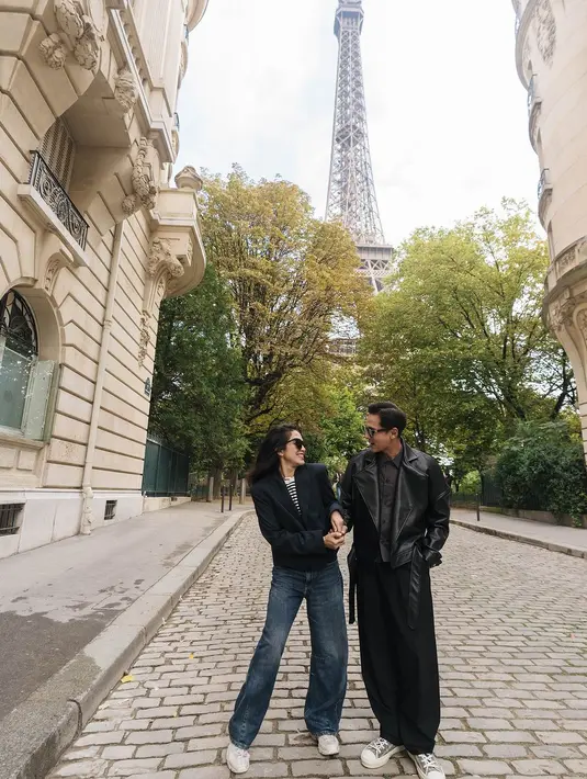 Ussy Sulistiawaty terlihat awet muda kenakan stripe t-shirt dengan celana jeans dan blazer navy [@ussypratama]