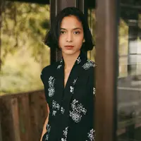 Putri Marino juga tampil dengan  kebaya modern dengan warna monokrom. Bahkan dengan kebaya modern, ia bisa tampil begitu edgy. [Foto: Instagram/ Putri Marino]